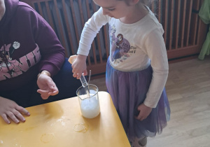 Na zdjęciu widać dziecko na warsztatach chemicznych.