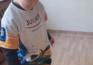 Na zdjęciu widać dziecko na warsztatach chemicznych.