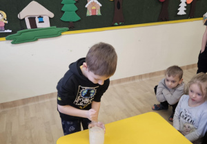 Na zdjęciu widać dzieci na warsztatach chemicznych.