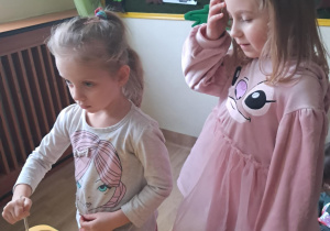 Na zdjęciu widać dziecko na warsztatach chemicznych.