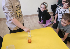 Na zdjęciu widać dzieci na warsztatach chemicznych.