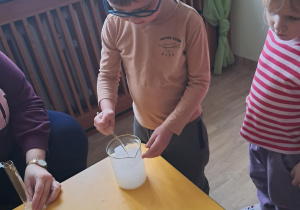 Na zdjęciu widać dziecko na warsztatach chemicznych.