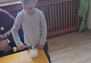 Na zdjęciu widać dziecko na warsztatach chemicznych.