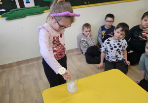 Na zdjęciu widać dzieci na warsztatach chemicznych.