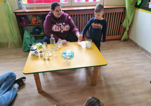 Na zdjęciu widać dzieci na warsztatach chemicznych.