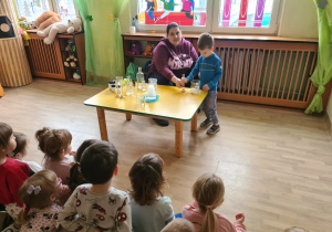 Na zdjęciu widać dzieci na warsztatach chemicznych.