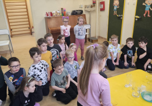 Na zdjęciu widać dzieci na warsztatach chemicznych.