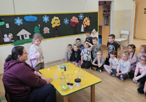 Na zdjęciu widać dzieci na warsztatach chemicznych.