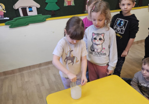 Na zdjęciu widać dzieci na warsztatach chemicznych.