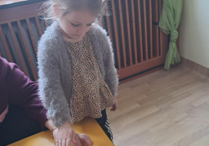 Na zdjęciu widać dziecko na warsztatach chemicznych.