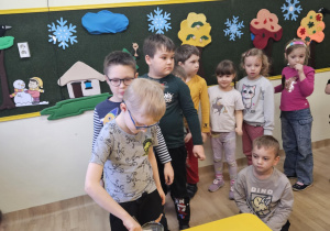 Na zdjęciu widać dzieci na warsztatach chemicznych.