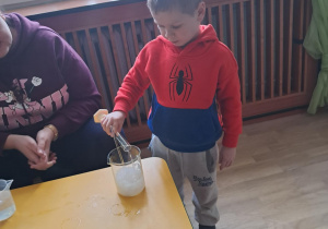 Na zdjęciu widać dziecko na warsztatach chemicznych.