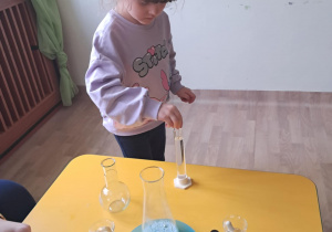 Na zdjęciu widać dziecko na warsztatach chemicznych.