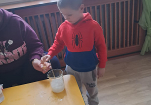 Na zdjęciu widać dziecko na warsztatach chemicznych.