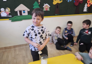 Na zdjęciu widać dzieci na warsztatach chemicznych.