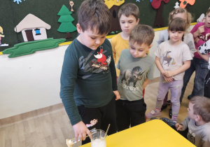 Na zdjęciu widać dzieci na warsztatach chemicznych.