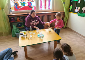 Na zdjęciu widać dzieci na warsztatach chemicznych.