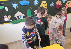 Na zdjęciu widać dzieci na warsztatach chemicznych.