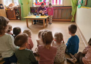 Na zdjęciu widać dzieci na warsztatach chemicznych.