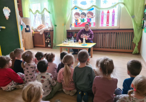 Na zdjęciu widać dzieci na warsztatach chemicznych.