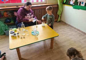 Na zdjęciu widać dzieci na warsztatach chemicznych.