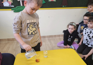 Na zdjęciu widać dzieci na warsztatach chemicznych.