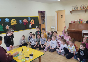 Na zdjęciu widać dzieci na warsztatach chemicznych.