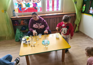 Na zdjęciu widać dzieci na warsztatach chemicznych.