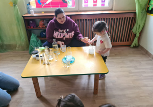 Na zdjęciu widać dzieci na warsztatach chemicznych.