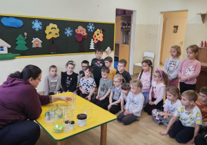 Na zdjęciu widać dzieci na warsztatach chemicznych.