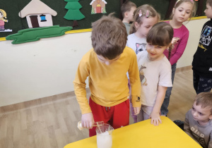 Na zdjęciu widać dzieci na warsztatach chemicznych.