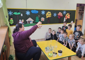 Na zdjęciu widać dzieci na warsztatach chemicznych.