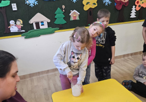 Na zdjęciu widać dzieci na warsztatach chemicznych.