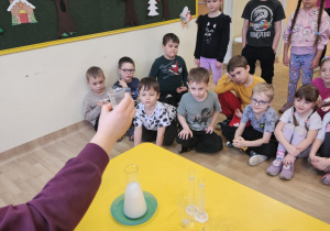 Na zdjęciu widać dzieci na warsztatach chemicznych.