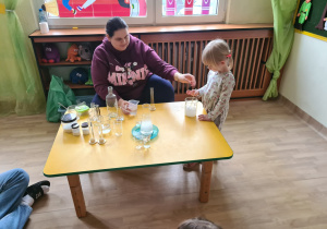 Na zdjęciu widać dzieci na warsztatach chemicznych.