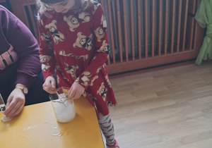 Na zdjęciu widać dziecko na warsztatach chemicznych.