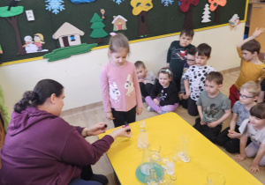 Na zdjęciu widać dzieci na warsztatach chemicznych.