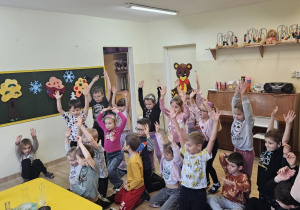 Na zdjęciu widać dzieci na warsztatach chemicznych.