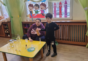 Na zdjęciu widać dzieci na warsztatach chemicznych.