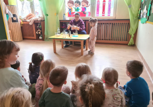 Na zdjęciu widać dzieci na warsztatach chemicznych.