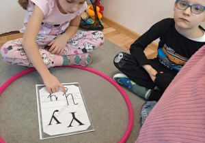 Na zdjęciu widać dzieci które piszą literę y,Y z makaronu.