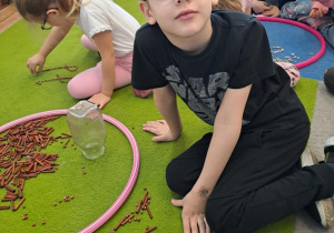 Na zdjęciu widać chłopca który pisze literę Y,y