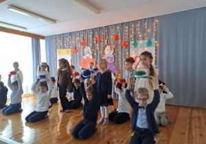 Na zdjęciu widać dzieci na występach z Okazji Dnia Babci i Dziadka.