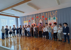 Na zdjęciu widać dzieci na występach z Okazji Dnia Babci i Dziadka.