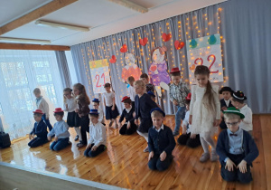 Na zdjęciu widać dzieci na występach z Okazji Dnia Babci i Dziadka.