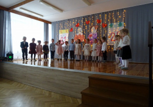 Na zdjęciu widać dzieci na występach z Okazji Dnia Babci i Dziadka.