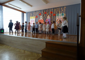 Na zdjęciu widać dzieci na występach z Okazji Dnia Babci i Dziadka.