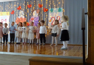 Na zdjęciu widać dzieci na występach z Okazji Dnia Babci i Dziadka.