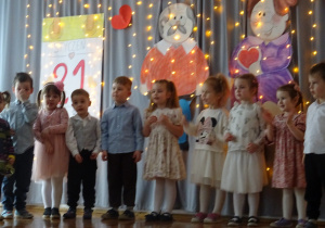 Na zdjęciu widać dzieci na występach z Okazji Dnia Babci i Dziadka.