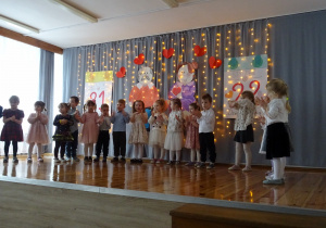 Na zdjęciu widać dzieci na występach z Okazji Dnia Babci i Dziadka.